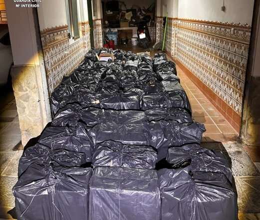 Más de 100.000 cajetillas de tabaco incautadas en una operación que resultó en 13 detenidos en San Roque y La Línea.