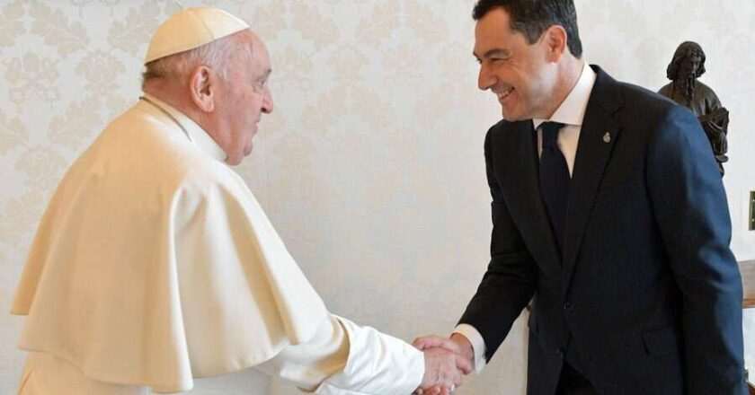 Moreno asiste este sábado a una audiencia con el Papa Francisco para evaluar el Congreso de Hermandades de Sevilla.