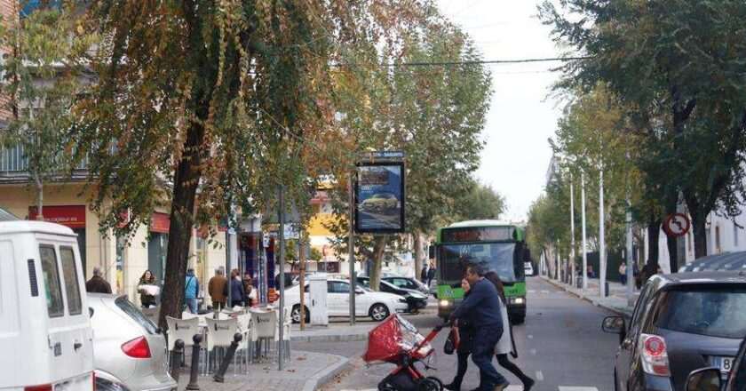 Motorista herido tras chocar con una furgoneta en la calle Sagunto, Córdoba.