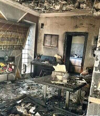 Mujer y sus dos hijos pequeños afectados por inhalación de humo tras incendio en su hogar.