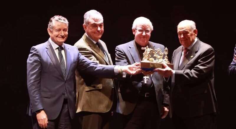 Pepín Álvarez recibe el Llamador Memorial Luis Baquero