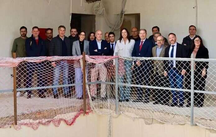 Progreso en la construcción del nuevo centro para personas mayores en Arahal con una inversión de 1,8 millones por parte del gobierno autonómico.