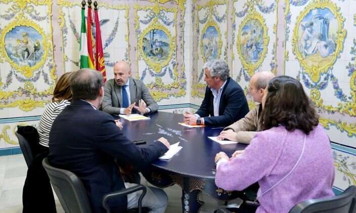 Reunión entre el Ayuntamiento y la asociación de comerciantes de Triana sobre las obras en Pagés del Corro