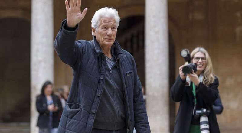 Richard Gere alerta desde la Alhambra sobre la conexión problemática entre poder y dinero en Estados Unidos.