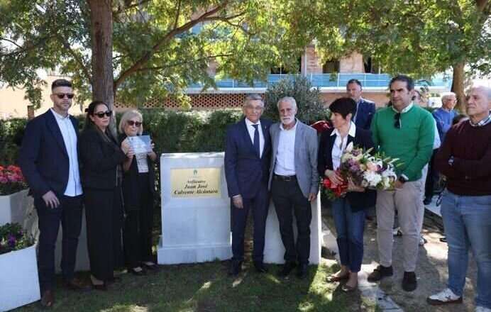 San Pedro Alcántara homenajea a Juan José Calvente al nombrar el anfiteatro del bulevar en su honor