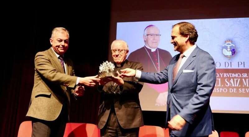 Sanz destaca la labor del arzobispo en Sevilla durante la entrega del Olivo de Plata de la Redención