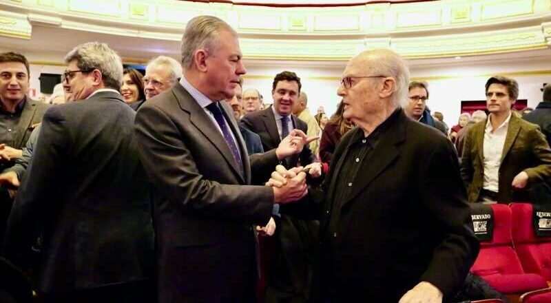 Sanz resalta la ciudad como cuna de grandes pintores durante el preestreno del documental sobre Luis Gordillo.