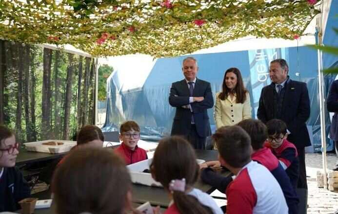Sanz resalta la selección de Sevilla como sede del Espacio Fundación Unicaja en el Muelle de las Delicias.