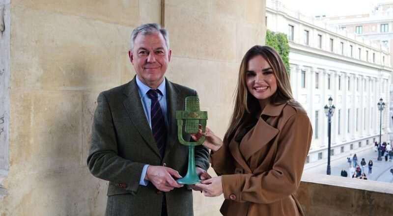 Sanz se reúne con Melody en el Ayuntamiento y le envía fuerzas para conquistar Eurovisión