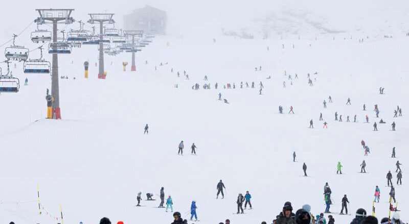 Sentenciado a prisión por utilizar el forfait con descuento de su padre para esquiar en Sierra Nevada.