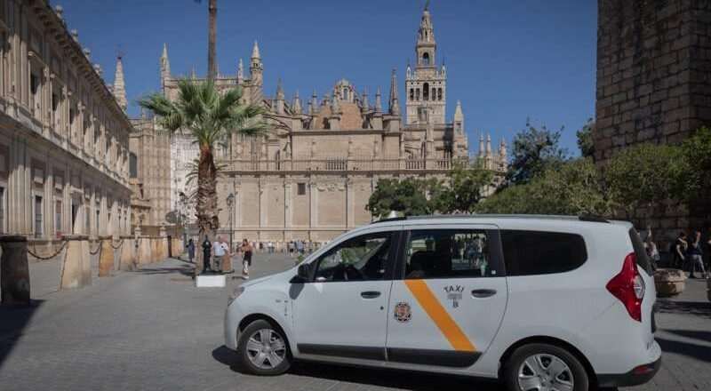 Taxis para personas con movilidad reducida planean reunión con el Ayuntamiento el 21 debido a la convocatoria de huelga.