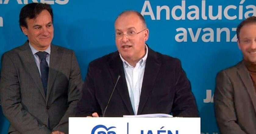 Tellado destaca el progreso de Andalucía con el PP frente a una Montero que llega en desventaja