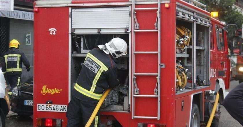 Tres vehículos destruidos por un incendio en la calle Marbella del sector sur de Córdoba