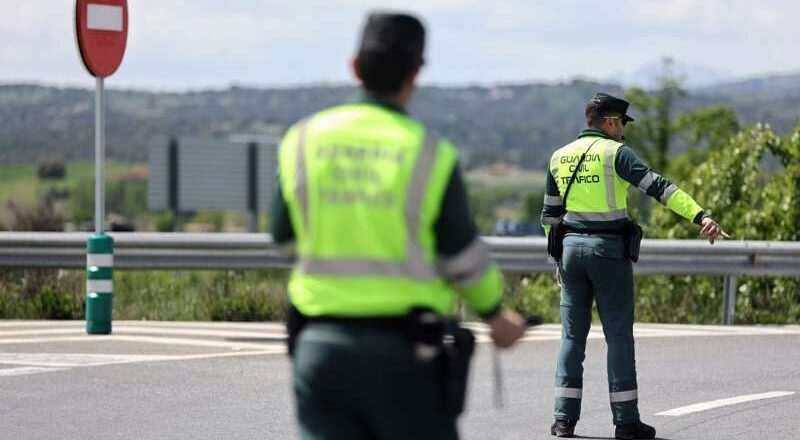 Una niña de cuatro años y cuatro adultos resultan heridos tras salirse su vehículo de la carretera en Gibraleón.