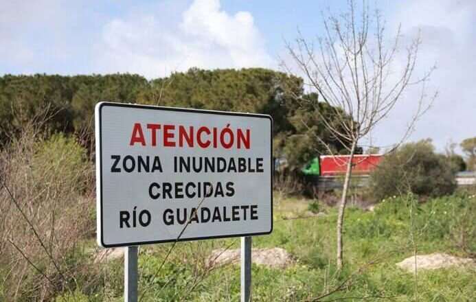 Actividad presencial en dos centros educativos de Jerez suspendida por la crecida del río Guadalete