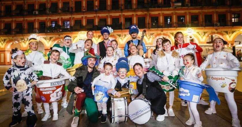 Carnaval de Córdoba 2025: Presentación de las agrupaciones en La Corredera antes de la despedida de Don Carnal