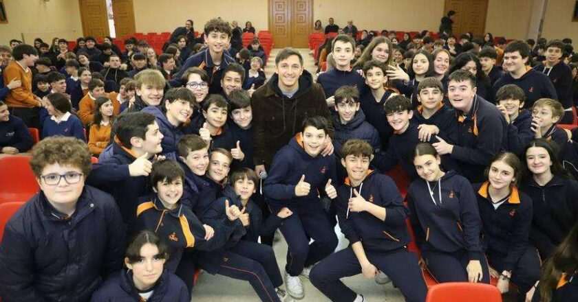 Carracedo inspira a los alumnos del Colegio Divina Pastora con su testimonio de fe