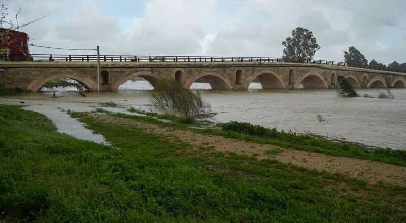 Continúan los desalojos preventivos en zonas rurales de Jerez a pesar de la disminución del caudal del Guadalete