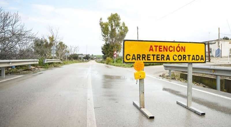 Desbordamiento del arroyo del Salado interrumpe el tráfico en las carreteras CA-5101 y CA-3104