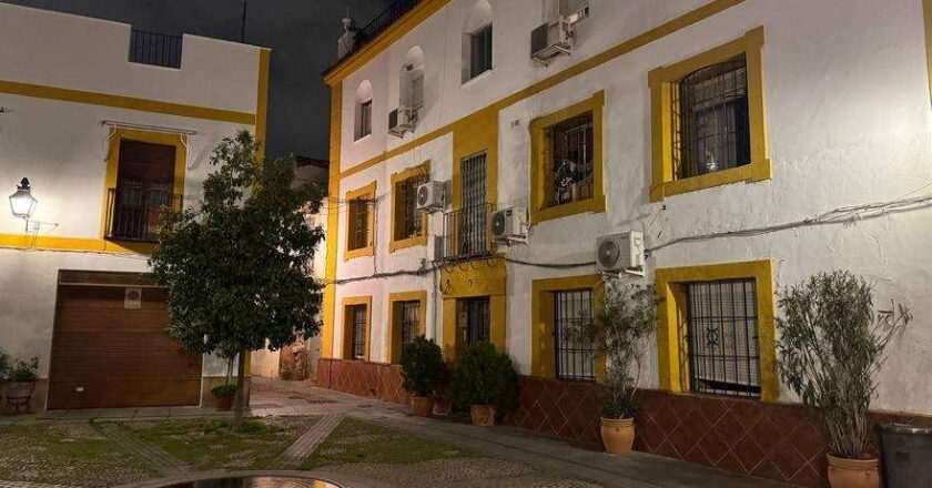 Desprendimiento en el casco histórico de Córdoba lleva a los bomberos a precintar parte de una vivienda