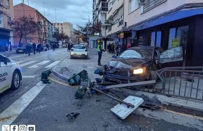 Detenido por agredir con una barra de hierro al responsable de un accidente de tráfico múltiple