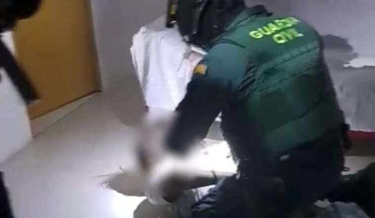 Dos arrestados por tráfico de drogas utilizando armas de fuego y uniformes de las fuerzas de seguridad