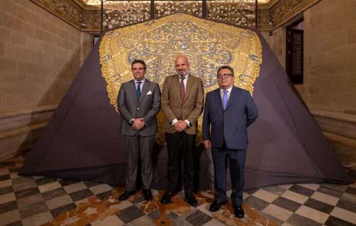 El Ayuntamiento presenta una exposición del nuevo manto de la Virgen de Consolación de Nervión