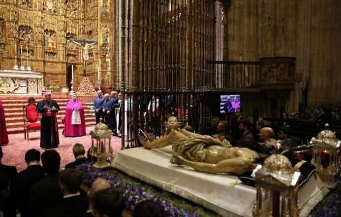 El Cristo Yacente lidera el Viacrucis en la Catedral tras un rápido traslado por la posibilidad de lluvia