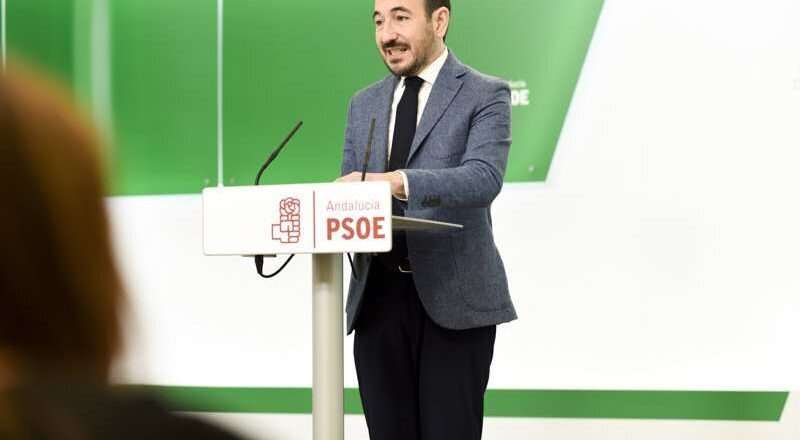 El PSOE-A reprocha a Moreno su alineación con Génova en el discurso del 28F, calificándolo de ofensa a los premiados