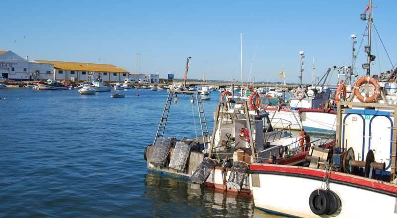 Hundimiento de un barco pesquero en el muelle del Puerto de Isla Cristina