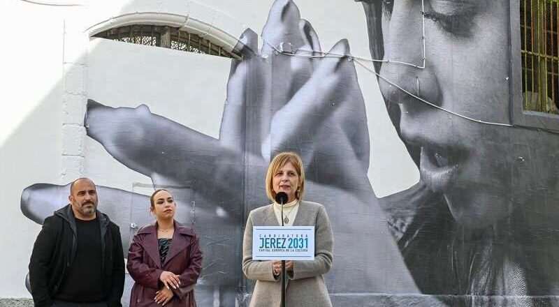 Inauguración de un fotomural gigante de María Terremoto en la Oficina Jerez 2031 por parte de la alcaldesa