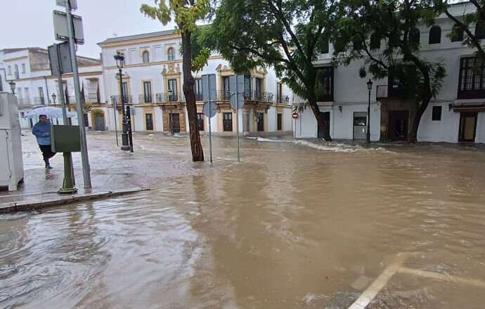 Interrupciones en el tráfico y acumulación de agua en diversas carreteras de Jerez por las intensas lluvias
