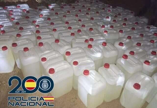 Intervención de 153 garrafas de gasolina destinadas al abastecimiento de narcolanchas en una finca abandonada de Jerez