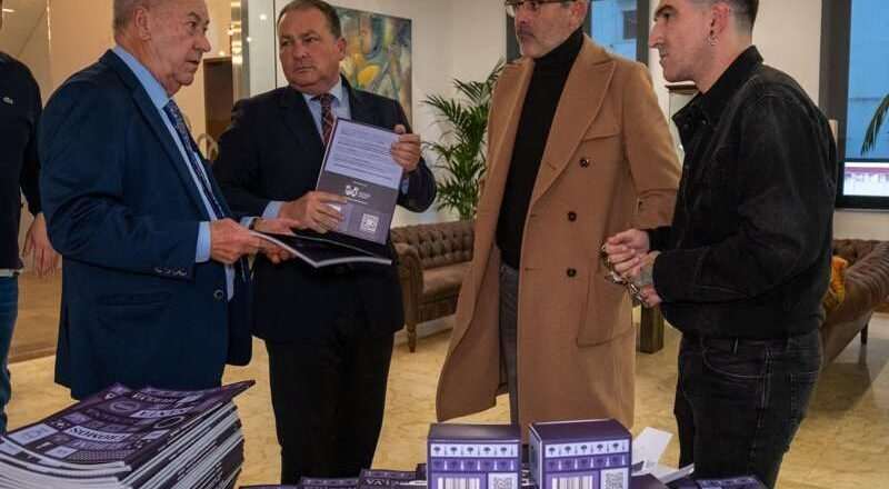 La Diputación incluye la provincia en la nueva edición del álbum de cromos de la Semana Santa
