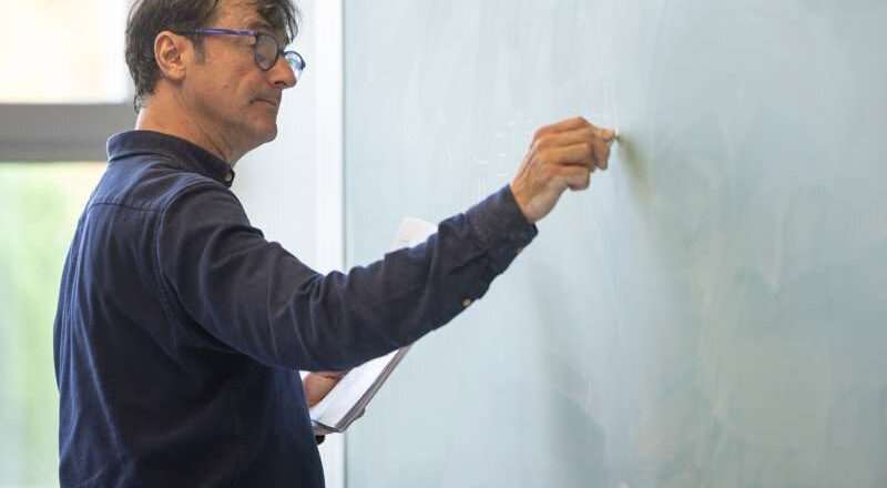 La UHU otorgará el título de Doctor Honoris Causa al profesor Luis Alberiko Gil Alaña