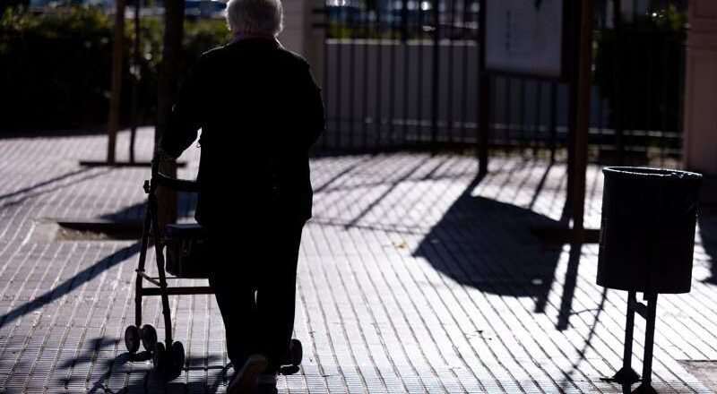 Más de 5.700 andaluces fallecieron en 2024 mientras estaban en lista de dependencia y casi 51.000 continúan a la espera, según un estudio