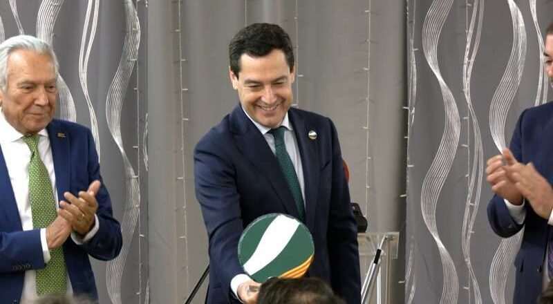 Moreno resalta la concordia irrompible entre Cataluña y Andalucía tras ser reconocido en Terrasa como Andaluz del Año