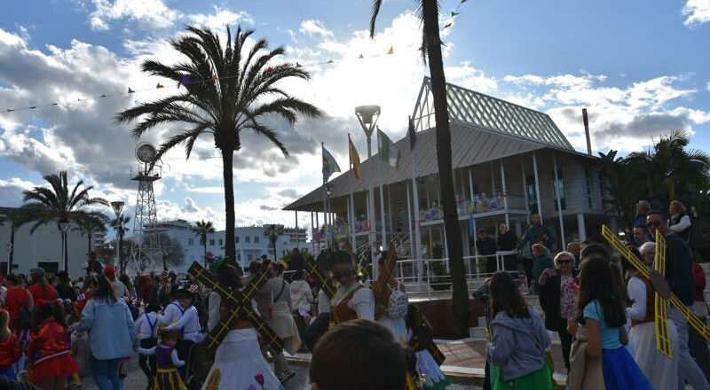 Pequeños de Punta Umbría representan países del mundo en el pasacalles infantil del Carnaval de la Luz