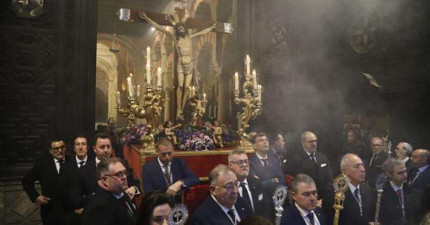 Reflexión y recogimiento en la Catedral de Córdoba durante el Vía Crucis