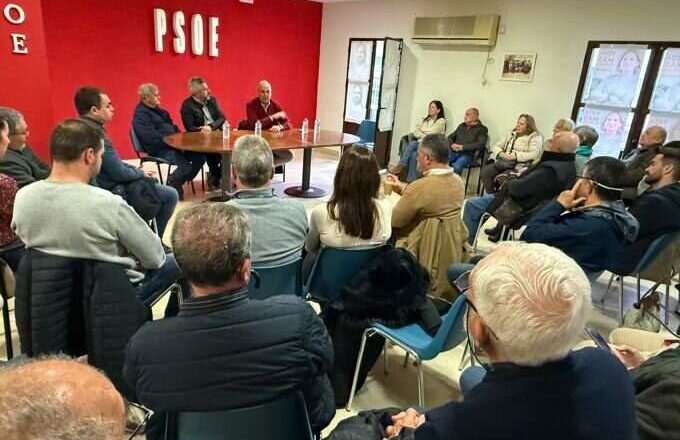 Ruiz Boix destaca la importancia del municipalismo en un encuentro con militantes del PSOE en La Janda