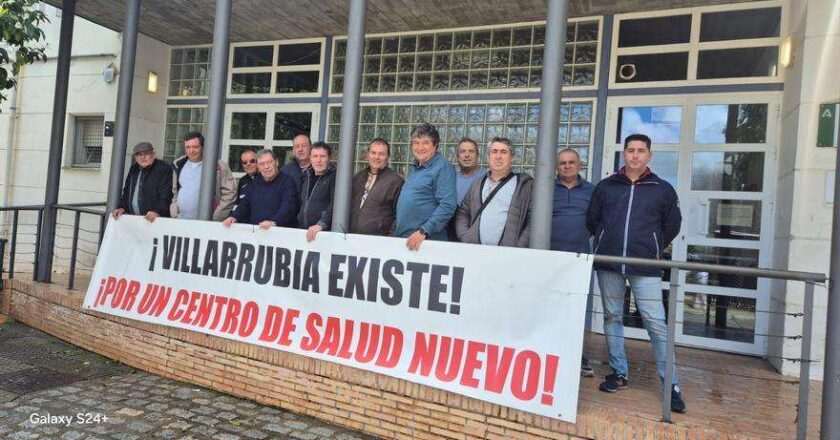 Vecinos de Villarrubia se encierran en el consultorio para demandar un nuevo centro de salud