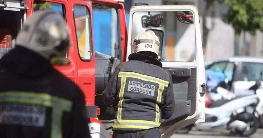 Incendio de un patinete eléctrico en la avenida del Gran Capitán provoca la intervención de los bomberos en Córdoba