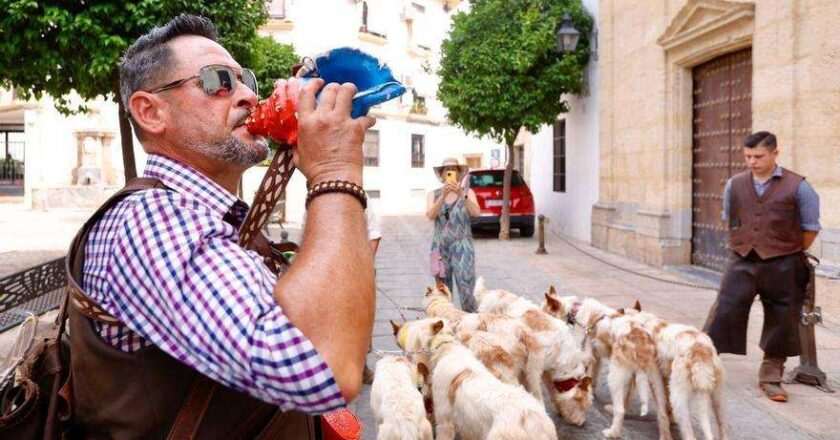 La hermandad de San Rafael acoge el tradicional Paseo de Rehalas en la iglesia del Juramento