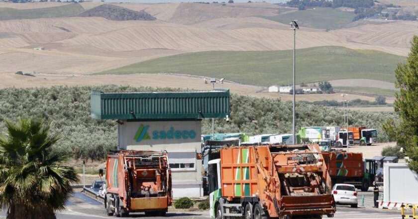 Sadeco considera reanudar la recogida de basura tras la suspensión por el incendio en Lobatón, Córdoba