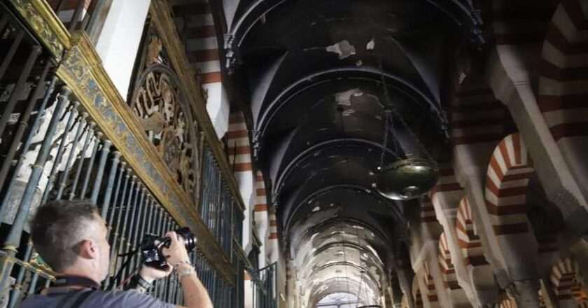 Incendio en la Mezquita Catedral de Córdoba: el alcalde y el obispo afirman que la Mezquita se ha salvado