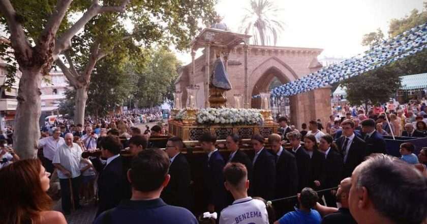 Respeto y entusiasmo en el traslado de la Virgen de la Fuensanta desde su barrio a la Catedral