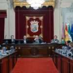 Debate en el pleno del Ayuntamiento sobre la crisis de cribados de cáncer de mama, la vivienda y el Cercanías