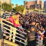 Gran afluencia de personas y despliegue policial en el encuentro del comunicador Vito Quiles en la Facultad de Derecho