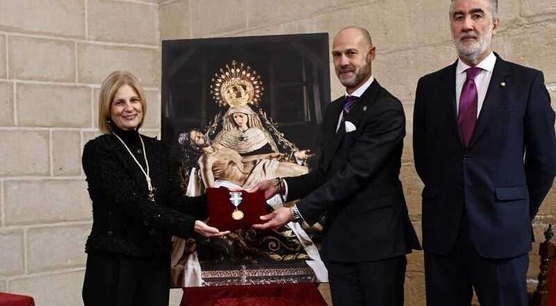 La alcaldesa concede la Medalla de Oro de Jerez a la Virgen de Las Angustias