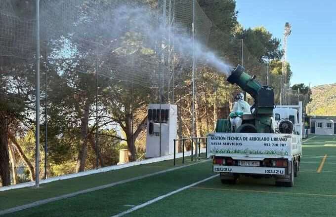 Mijas lanza una campaña de fumigación biológica para combatir la oruga procesionaria